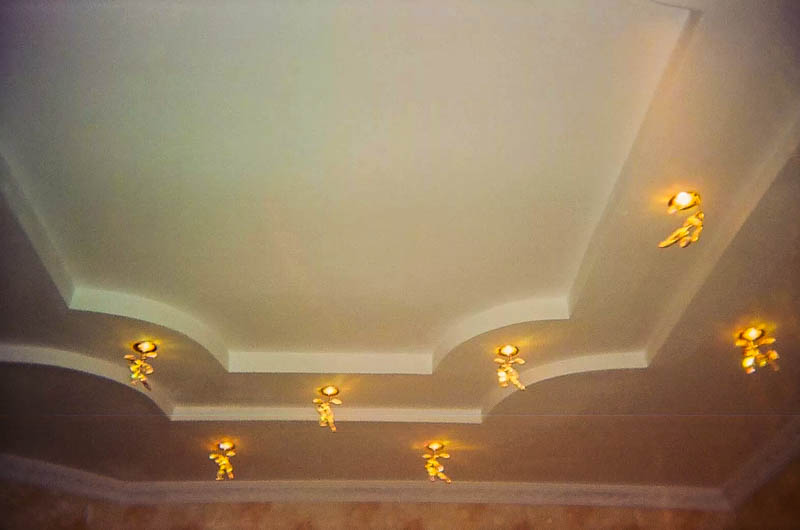Ремонт потолка в квартире своими руками. Инструкция с фото вариантов отделки